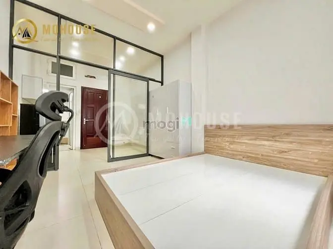 Trống Lại Căn Hộ 1 Phòng Ngủ Ban Công Tại Ngã Tư Hàng Xanh - D2 - D5