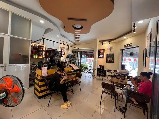 Sang Quán Cafe Góc 2 Mt , Thuê 12Tr Vị Trí Đẹp 67A Ỷ Lan, Tân Phú