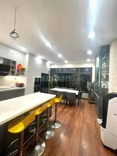 Tòa Nhà Mặt Tiền Kinh Doanh Sầm Uất Đường Man Thiện 18,5 Tỷ