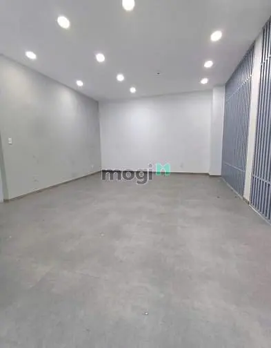 Cho Thuê Villa Sân Vườn Trên Con Phố Kinh Doanh Giáp Sân Bay