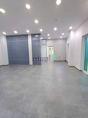 Cho Thuê Villa Sân Vườn Trên Con Phố Kinh Doanh Giáp Sân Bay
