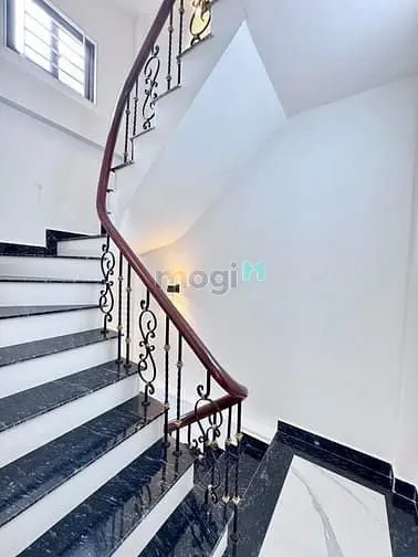 Nguyễn Chính- Tân Mai-Phân Lô - Ngõ Thông - Gần Phố -Full Nội Thất