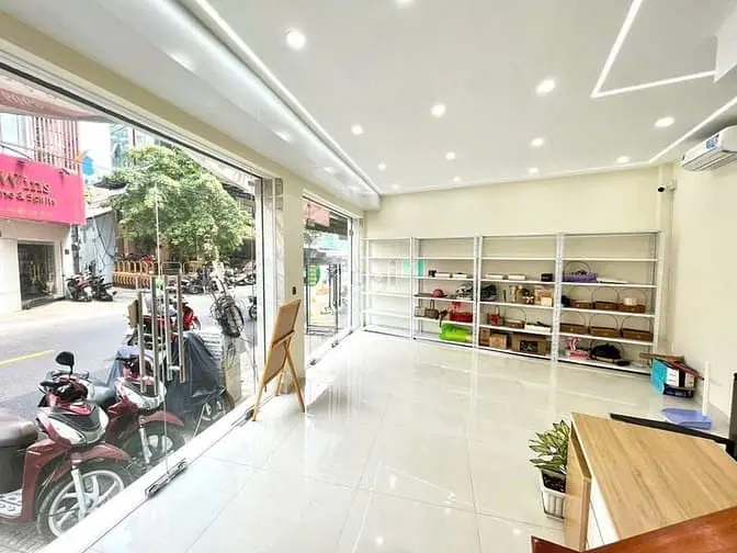 Tiệm Nail Mt Số 32 Rạch Bùng Binh, Q3. Dt: 7X7M2- Kc: Trệt 1 Lầu.
