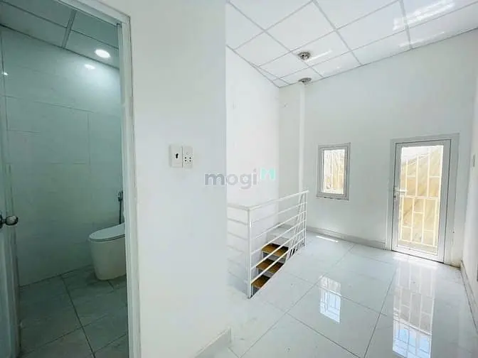 Bán Nhà Cách Mt Nguyên Hồng 3 Bước, 2 Tầng, Dtsd 99M2, Giá 90 Triệu/M2