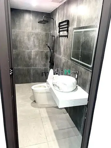 Chỉ 9,8₫- 6 Tầng Thang Máy _Lô Góc- Ô Tô Ra Vào, Cạnh Đê Bát Khối-Lb