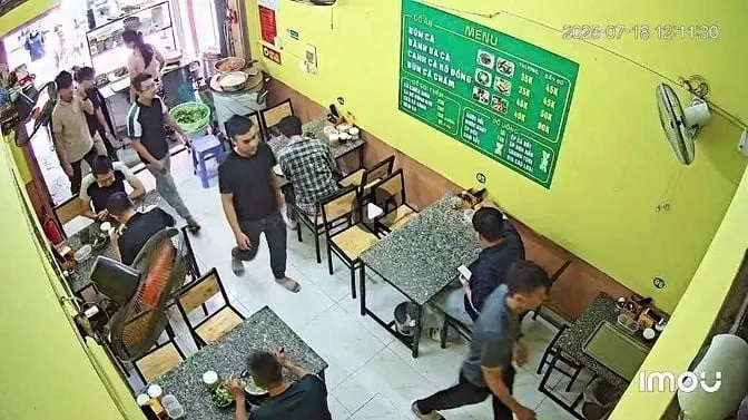 Sang Nhượng Quán Bún Cá Tại Đường Vương Thừa Vũ, Hà Nội