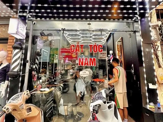 Sang Barber Tóc Nam Đang Hoạt Động Khách Quen Có Sẵn Tại Bạch Mai