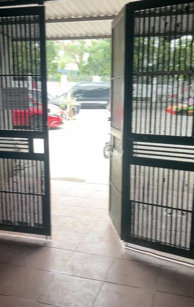 1,8 Tỷ Nhà Cấp 4 Cũ Mặt Ngõ Kinh Doanh Ô Tô Tránh