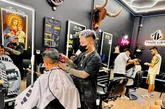 Sang Barber Tóc Nam Đang Hoạt Động Khách Quen Có Sẵn Tại Bạch Mai