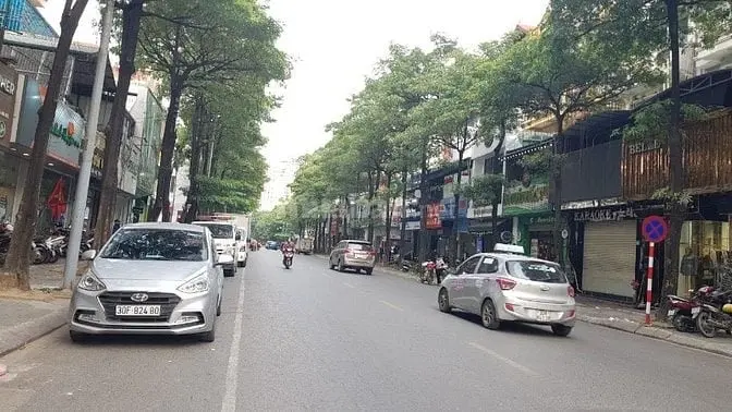 Nhà Mới - Mặt Phố - Có Thang Máy - Kinh Doanh Sầm Uất Tại Gần Khu Hoàn