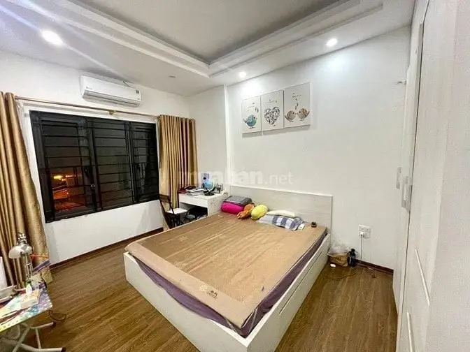 Phố Bồ Đề - Nhà 5 Tầng - 3 Pn, Gần Phố, Gần Ô Tô Đỗ - Hơn 6 Tỷ