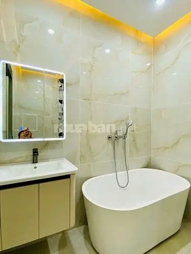 Nhà Sân Vườn 2Tầng 8X9,8(90M2) Hẻm 3M Thích Quảng Đức - Hoàng Hoa Thám