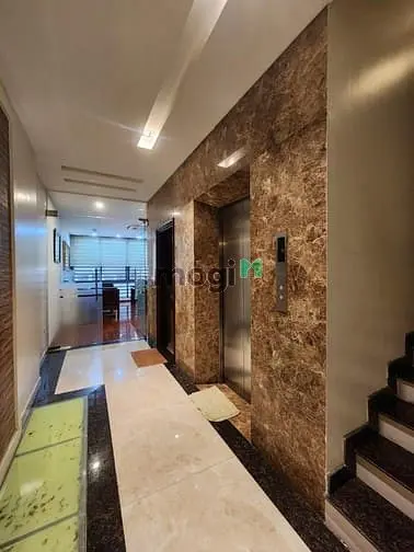 Bán Nhà 100M2X6Tthang Máy Ngay Ngã Tư Cát Linh Đống Đa Mặt Đường Ô Tô