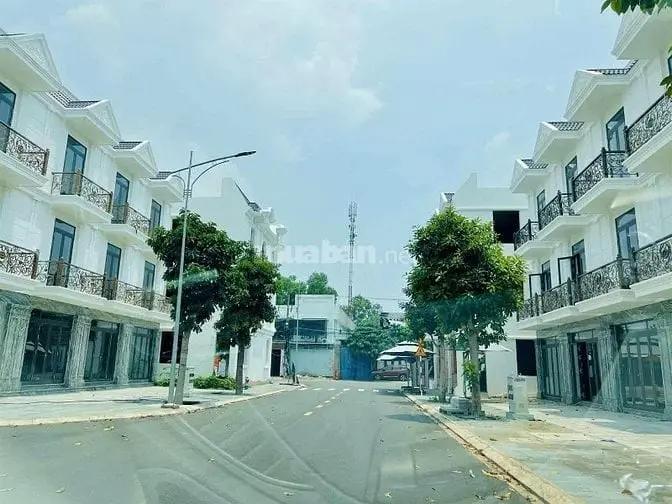Nhà Phố Liền Kề Kdc Đông Hưng - Dĩ An - Tp. Hcm Cách Chợ Dĩ An Chỉ 50M