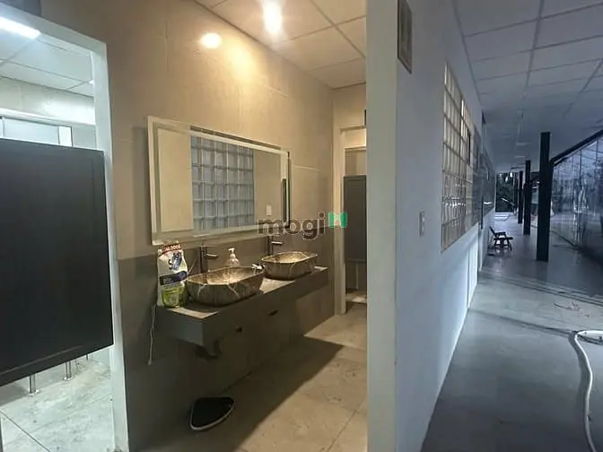 Mặt Bằng Kính Trống Suốt Đẹp - Rộng 300M2, Nhánh Quốc Hương. Giá 68Tr