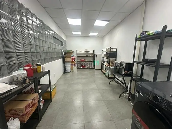 Mặt Bằng Kính Trống Suốt Đẹp - Rộng 300M2, Nhánh Quốc Hương. Giá 68Tr