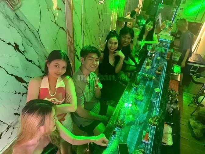 Sang Gấp Quán Bar Tây Hoạt Động Cực Kỳ Đông Khách Tại Q1