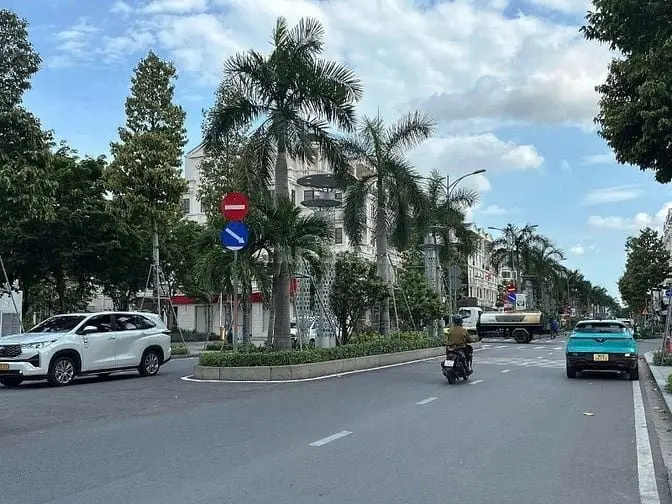 Bán Biệt Thự Đẳng Cấp 4 Lầu Ngang 12M Ngay Kdc Cityland P.10 240M2 Tiệ