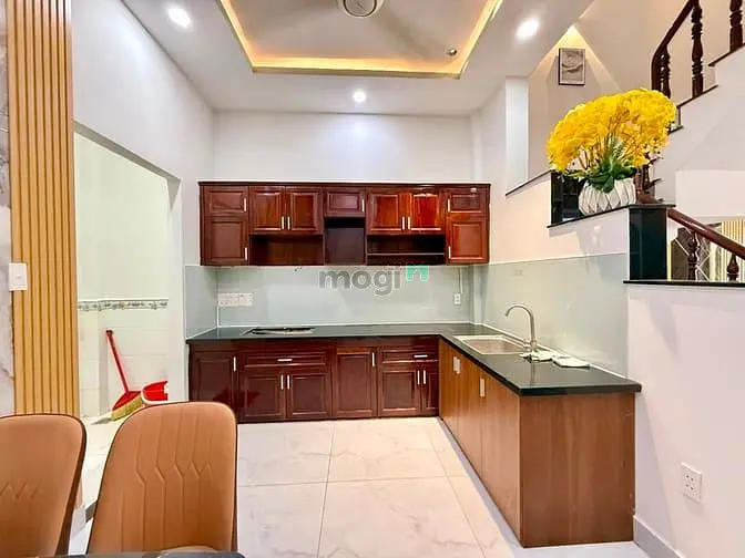 Nhà Đường Thông Tô Ngọc Vân, Dt:4X15M, Trệt, 2Lầu, 3Pn, P/Thờ, S/Trước