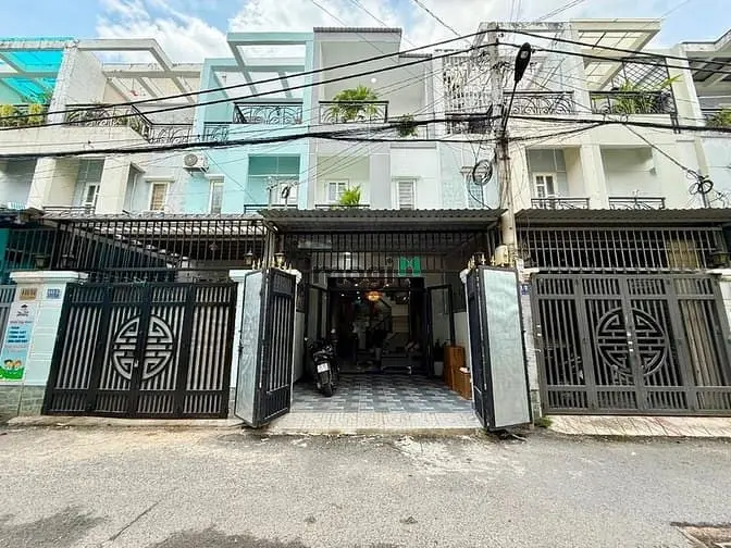 Nhà Đường Thông Tô Ngọc Vân, Dt:4X15M, Trệt, 2Lầu, 3Pn, P/Thờ, S/Trước