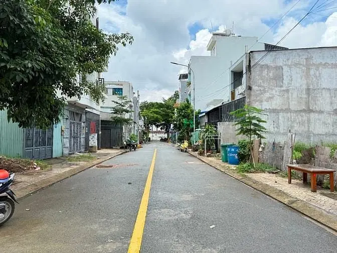 Nhà Sát Bên Thủ Đức, Dt:4.5X14M, Trệt, 2Lầu + 1Tum, 3Pn, Sân Thượng