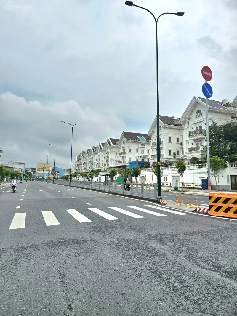 Thu Nhập 2Ty/Nam Tòa Nhà 26 Chdv Full Nt Ngang 10M Hầm 5 Tầng Ngay Cổng Đh Văn Lang