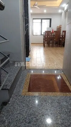 Cho Thuê Căn Hộ Mặt Phố Cát Linh, Sử Dụng 80M2, 2 Pn, Thang Máy