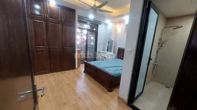 Cho Thuê Căn Hộ Mặt Phố Cát Linh, Sử Dụng 80M2, 2 Pn, Thang Máy