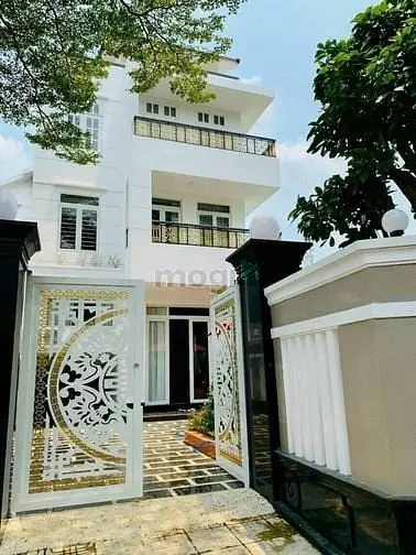 Bán Nhà Mặt Tiền Nguyễn Đình Thi Gia Hoà Quận 9 Dt 180M2 Giá 26 Tỷ Ạ