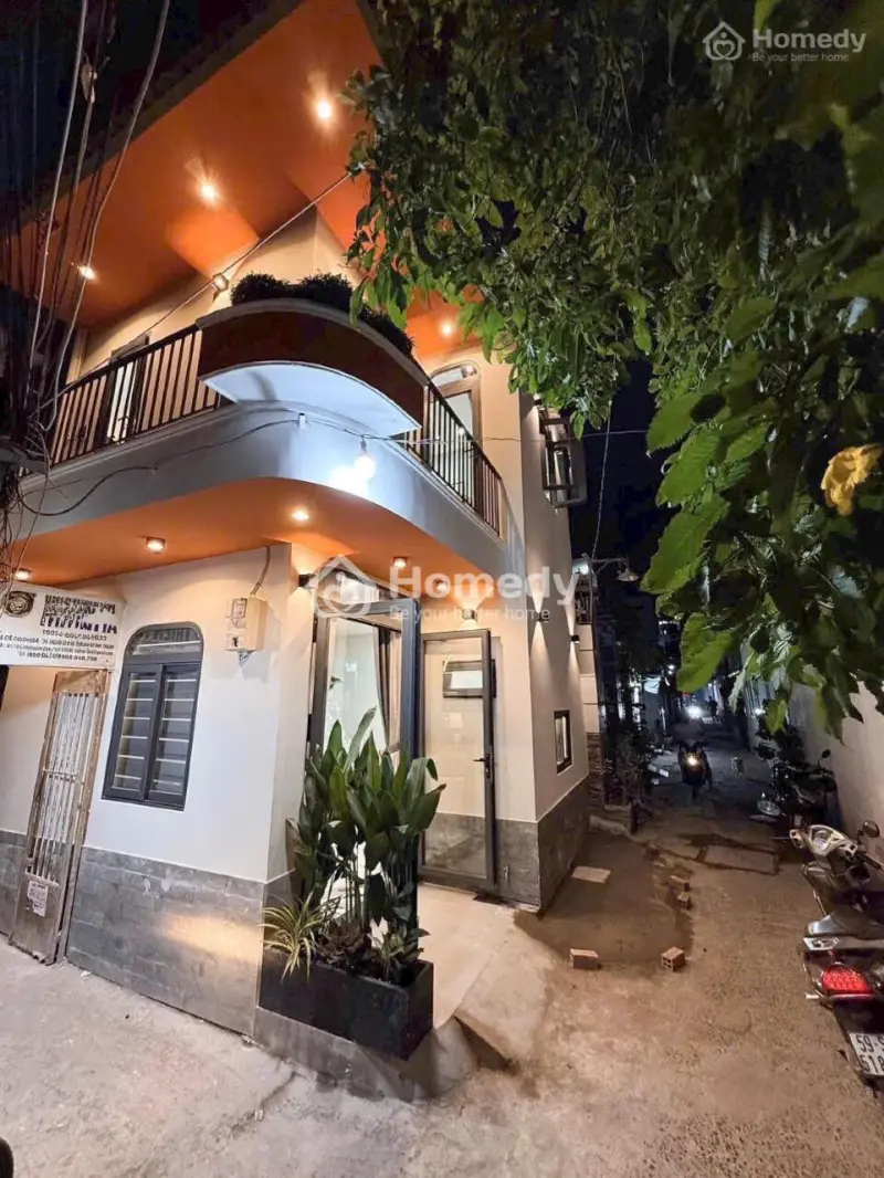 Mặt Tiền Hẻm . Tiện Kinh Doanh - Thoáng - Nhà Đẹp - Vị Trí Tốt .