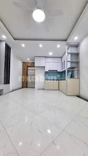 Đống Đa - Nhà Mới Thang Máy- Ô Tô Đỗ Cửa Chỉ Hơn 9 Tỷ
