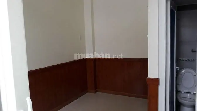 Còn Phòng Ban Công Mặt Tền Nhà Giảm Giá Còn 2,6 Tr Dọn Vào Ở Ngay.