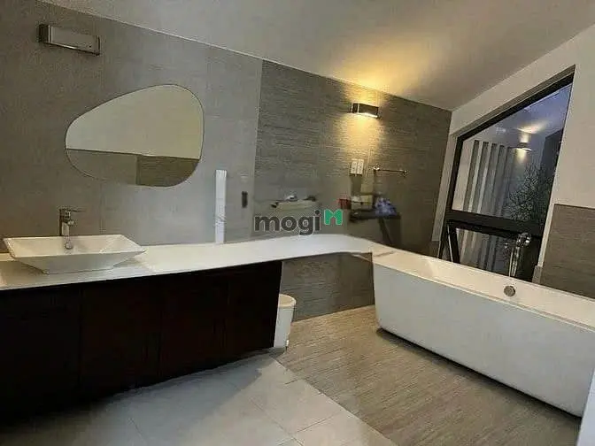 Cho Thuê Biệt Thự Sân Vườn 12.5X20 Đường Số 5, Quận 7