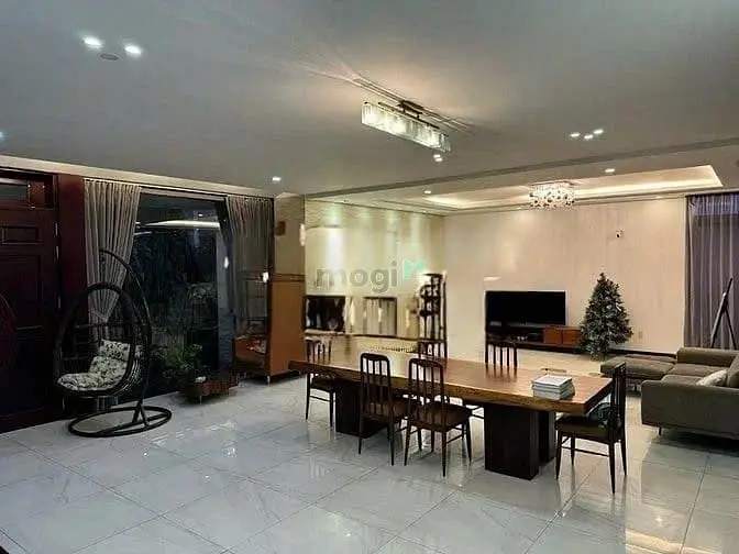 Cho Thuê Biệt Thự Sân Vườn 12.5X20 Đường Số 5, Quận 7