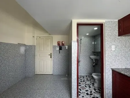Cho Thuê Phòng Giá Rẻ - Máy Lạnh - Gác Cao - Cửa Sổ Trời Ngay Đh Nguyễn Tất Thành - Vườn Lài