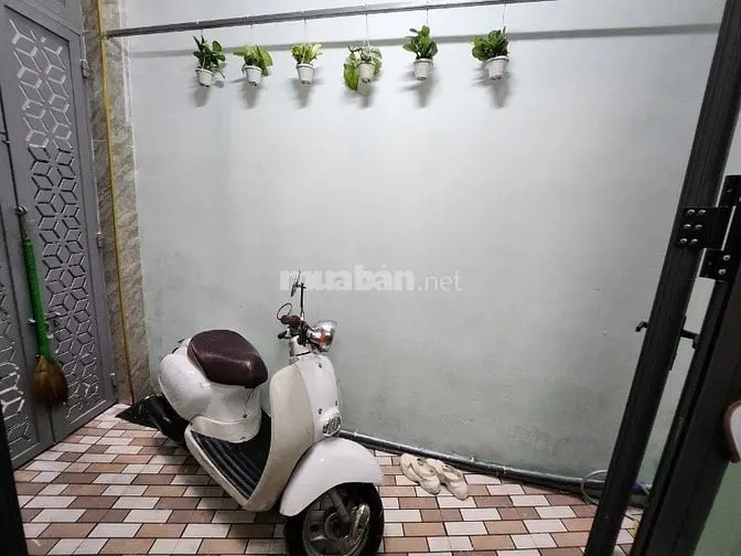 Cho Thuê Nhà Hẻm Tại 100/...Trần Hưng Đạo Q.1, Dt: (1 Trệt 2 Lầu), 2Pn
