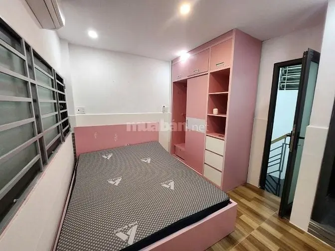 Cho Thuê Nhà Hẻm Tại 100/...Trần Hưng Đạo Q.1, Dt: (1 Trệt 2 Lầu), 2Pn