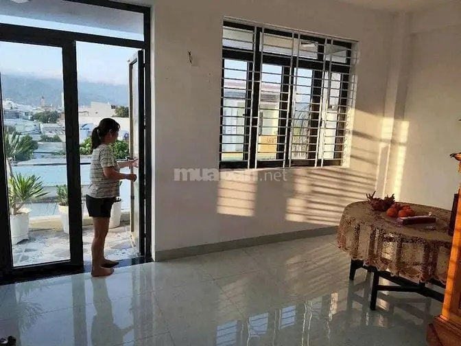 Hot 6,1 Tỷ Bán Nhà Đẹp Lô Góc 2 Tầng Mặt Tiền Nguyễn Phước Nguyên