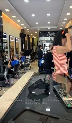 Khi Xưa: Mẹ Đặt Đâu Con Ngồi Đó. Thời Nay: Con Đặt Đâu Mẹ Theo Đó. Giờ