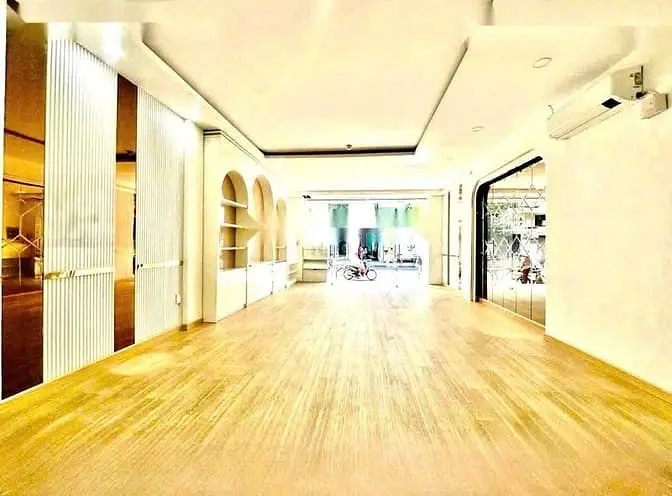 Toà Nhà Ốp Kính Cường Lực 77B Nguyễn Thái Bình 4 Tầng Có Thang Máy