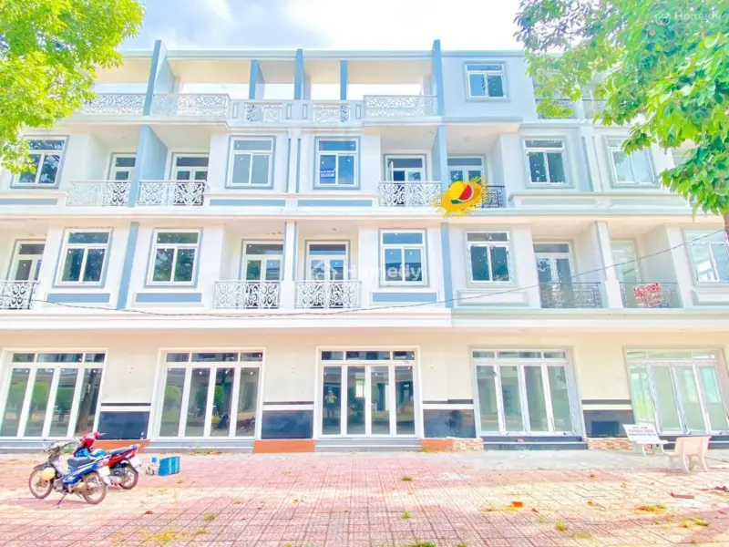 Nhà Phố Mặt Tiền - Gần Nhiều Tiện Ích - Vừa An Cư Vừa Sinh Lời