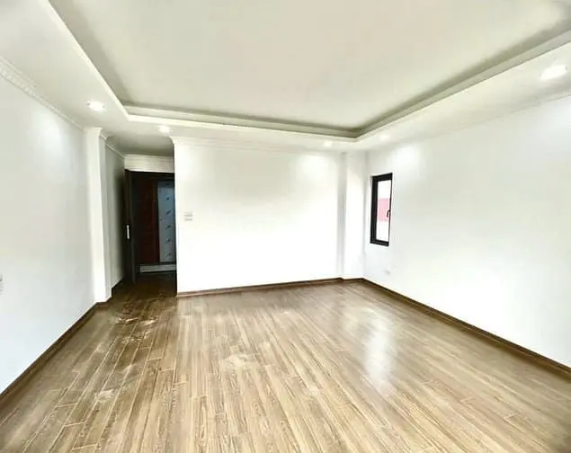 Trung Tâm Phố Nguyễn Văn Cừ 35M²- 6 Tầng- Thang Máy, 3 Bước Ra Mặt Phố