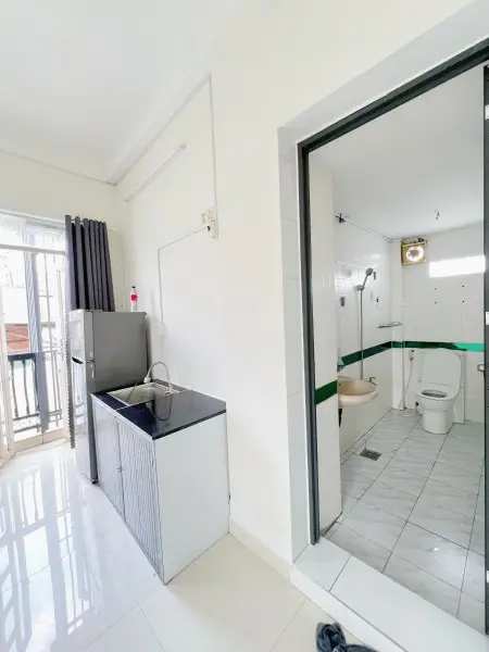 Phòng Ban Công Cửa Sổ Gần Ngã Tư Lạc Long Quân Âu Cơ Ngay Chợ Trần Văn Quang