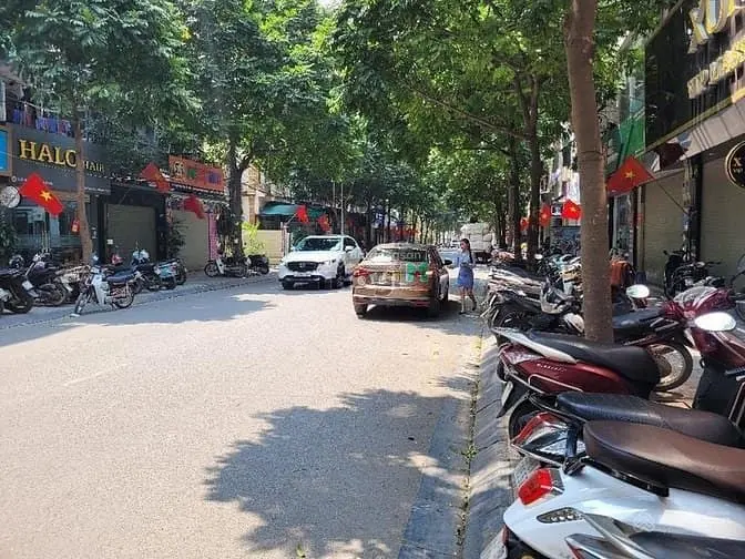 Bán Gấp Đất Mặt Phố Trần Cung, 135M2, Mt 5.7M, 28.5 Tỷ