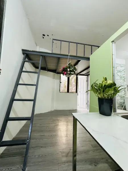 Phòng Ban Công Sạch Sẽ Thoáng Mát Ngay Gần Khu Phan Xích Long