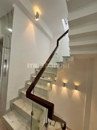 Bán Nhà Hxh Nhỏ Cmt8 - Q.3 - 36M2 - 3Pn - Có Thang Máy - 8,99 Tỉ
