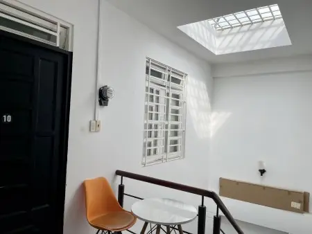 Cho Thuê Nguyên Lầu Trên Cùng Nhà Ở Cmt8 Q10 Tách Bếp Ban Công Hẻm Xe Hơi Gần Cv Lê Thị Riêng