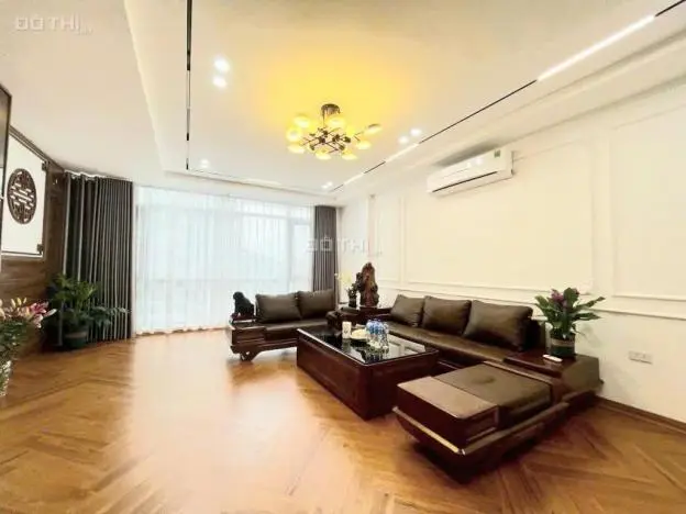 Bán Nhà Nguyễn Văn Cừ, Gara Ô Tô, Thang Máy Long Lanh, Tặng Nội Thất Chất, Gần Phố, Giá Tốt