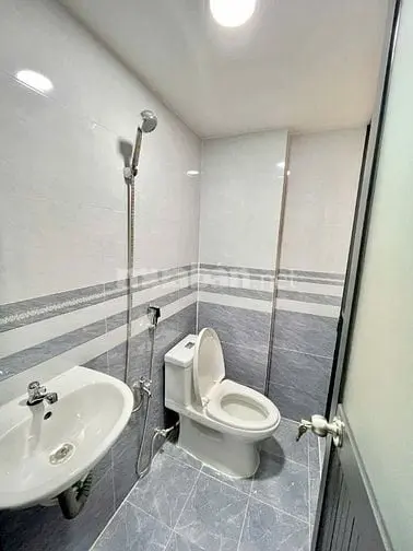 Bán Nhà 2 Lầu Đường Ni Sư Huỳnh Liên, Phường 10, Quận Tân Bình, Giá Rẻ