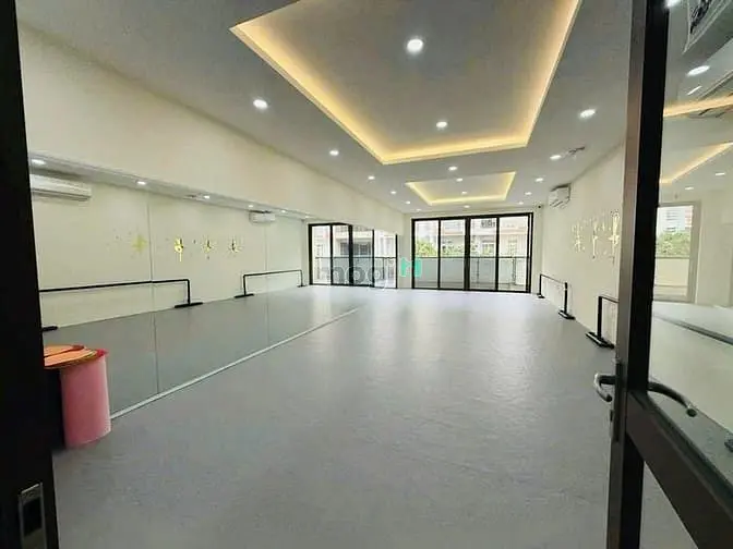 Cho Thuê Nhà Mặt Tiền Huỳnh Văn Bánh - Nhà Mới Đẹp, Vị Trí Tốt